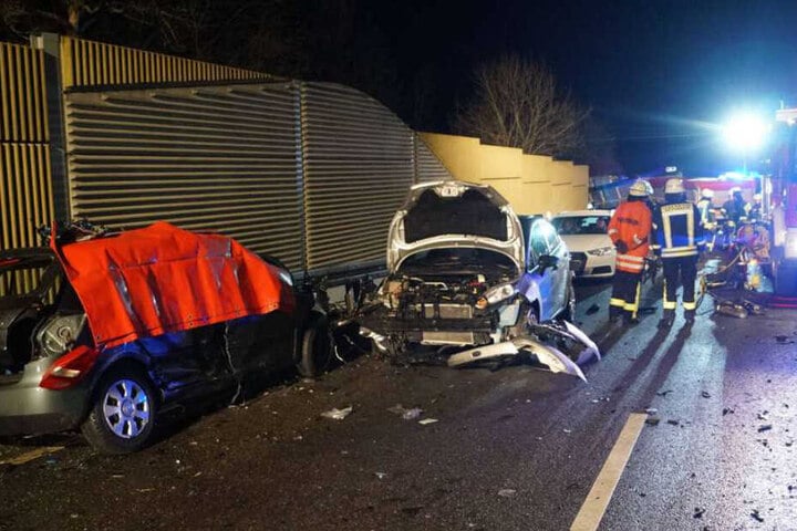Feuerwehrleute an der Unfallstelle auf der B293.