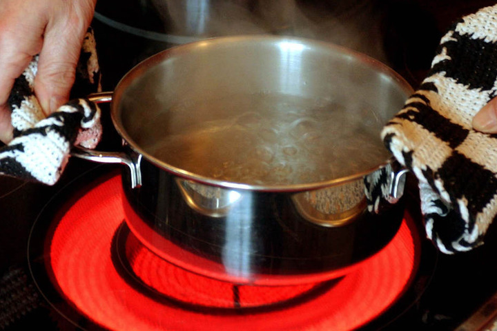 Die Gemeinde muss ihr Trinkwasser nun abkochen. (Symbolbild)