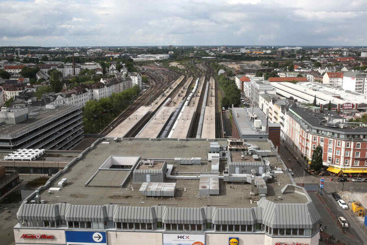 Fernverkehrszüge stehen auf den Gleisen des Fernbahnhofs-Altona in Fahrtrichtung des Bereichs Diebsteich.