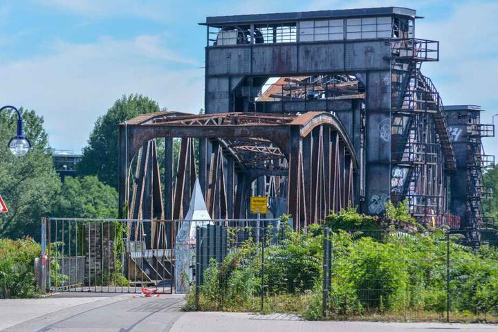 Erstmals wurde die Elbe über die Hubbrücke 1848 überfahren. Im Februar 1998 erfolgte die Stilllegung der Bahnstrecke. Mittlerweile dient sie als reine Fußgängerbrücke.