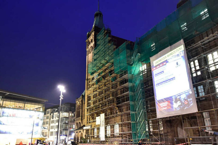 Überdimensionale Wandzeitung am Chemnitzer Rathaus