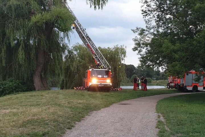 Mit einer Drehleiter suchte die Feuerwehr nach dem Vermissten im See.
