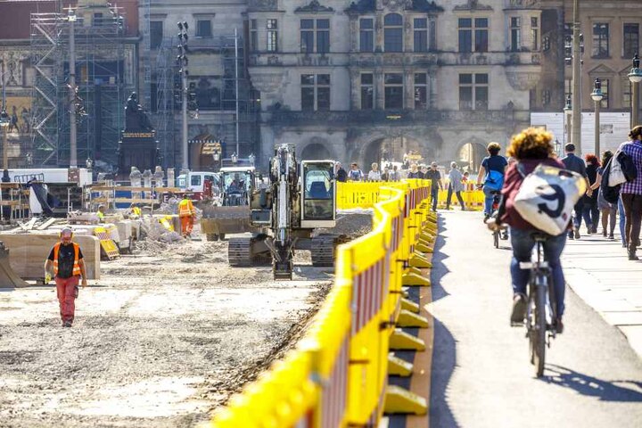 Die giftige Teerdecke muss weggebaggert werden. Für Radfahrer und Fußgänger ist der Bereich abgesperrt.