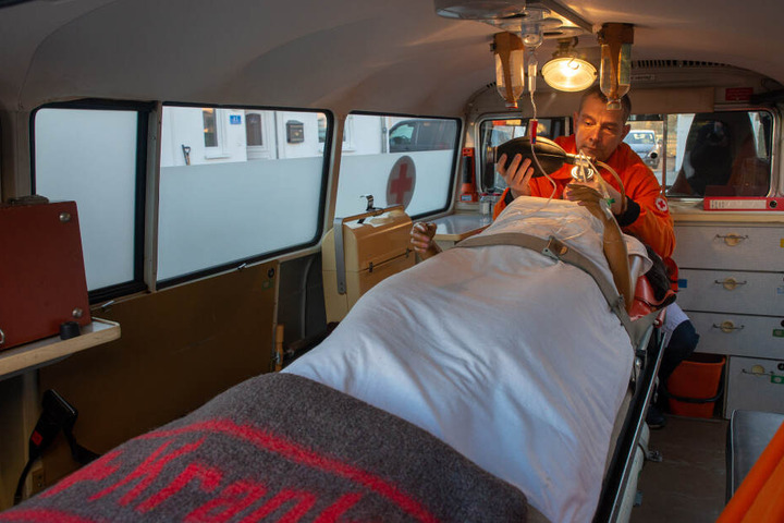 Der Patient ist zwar nur eine Puppe, der Rettungswagen ist dafür noch voll funktionstüchtig.