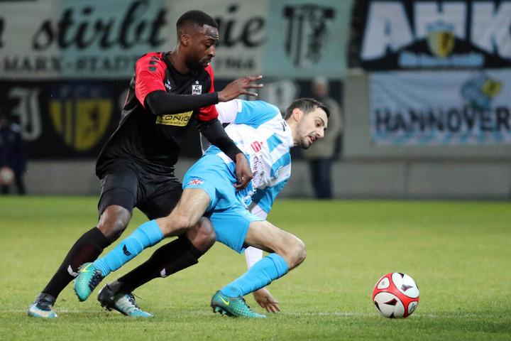 Rafael Garcia (r.), hier im Zweikampf mit Stephane Mvibudulu, berietet beide Treffer des CFC beim 2:0-Sieg gegen Erfurt vor.