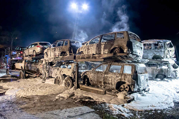 Insgesamt wurden 13 Fahrzeuge bei dem Brand zerstört oder schwer beschädigt.