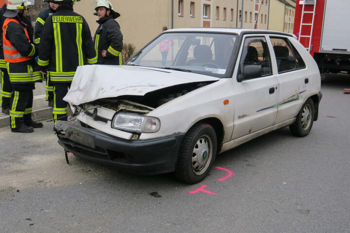 Der Skoda wurde vor allem im vorderen Bereich demoliert.