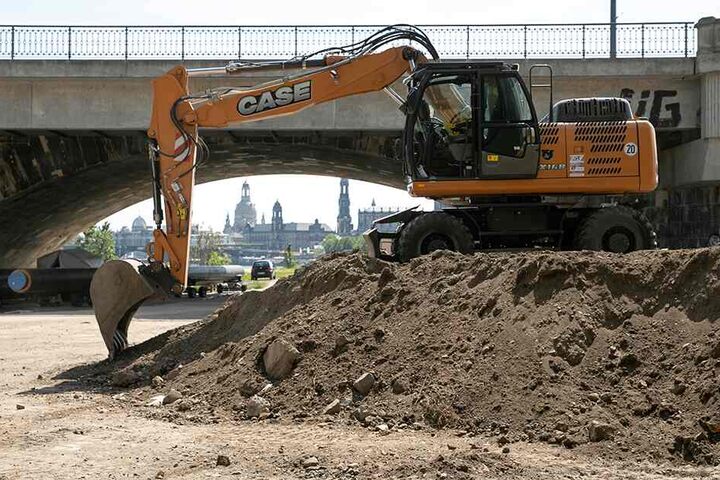 Bagger heben an der Marienbrücke bereits Löcher für die Trassenanbindung aus. Die Stahlbetonkästen für den Tunnel werden ab Juni etwas weiter elbabwärts errichtet.
