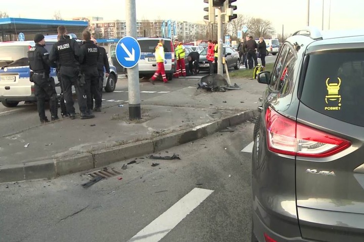 Die Kreuzung in Rostock glich einem Trümmerfeld.