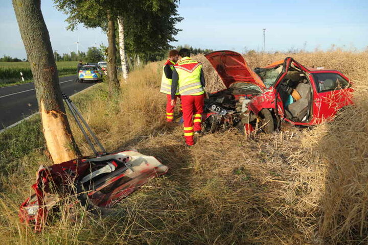 Mitarbeiter der Unfallforschung begutachten das Auto.