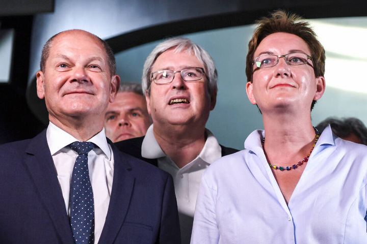 Olaf Scholz (l, SPD), Bundesfinanzminister, Jörg Steinbach (M, SPD), Wirtschaftsminister von Brandenburg, und Klara Geywitz, SPD-Landtagsabgeordnete in Brandenburg, verfolgen mit anderen SPD Mitgliedern auf der SPD-Wahlparty die Bekanntgabe erster Ergebni
