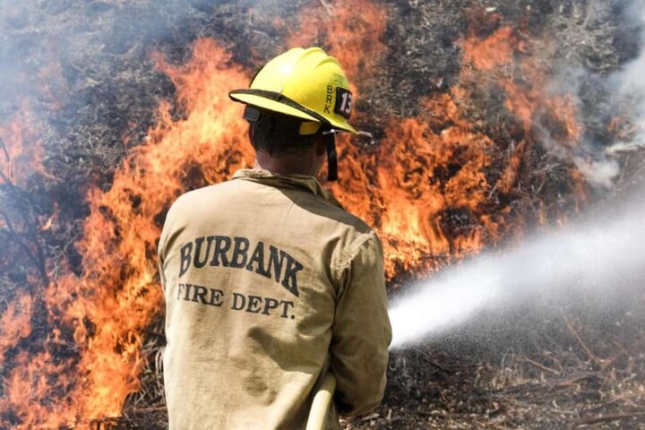 Ein Feuerwehrmann versucht die Brände zu löschen.