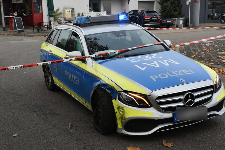 In diesen Streifenwagen knallte der Flucht-Raser schließlich.