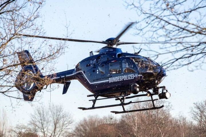 Ein Polizeihubschrauber suchte die Unfallstelle ab. (Symbolbild)