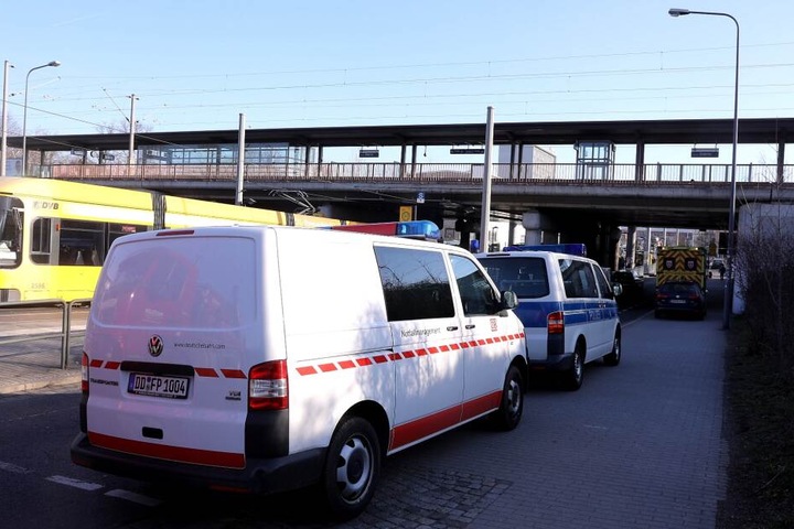 Nahe der Haltestelle Dresden-Dobritz gibt es derzeit einen Notfalleinsatz.