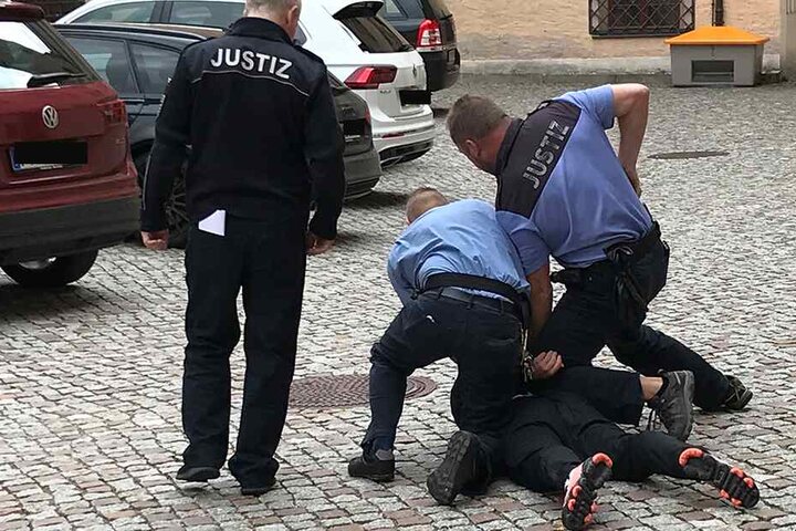 Vom Zeugenstuhl aufs Kopfsteinpflaster: Weil Louis E. (17) vor dem Dippoldiswalder Amtsgericht freidrehte, mussten ihn Justizbeamte fixieren.
