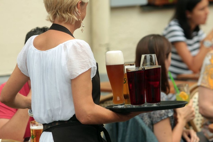 Rotieren an Feiertagen, abends und am Wochenende: Gastro-Jobs werden immer unattraktiver.