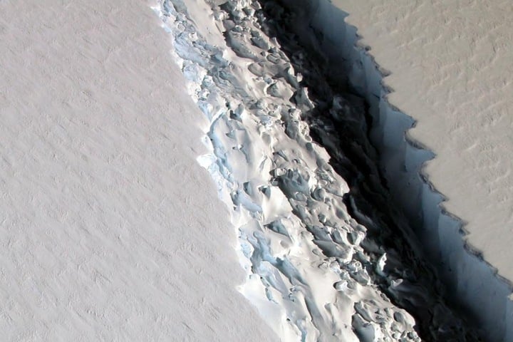 In den letzten Monaten hat sich der Riss noch einmal vergrößert. bald könnte der Eisberg abbrechen.