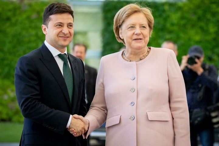 In der vergangenen Woche hatte Merkel bei einem Empfang des neuen ukrainischen Präsidenten Wolodymyr Selenskyj erheblich gezittert.