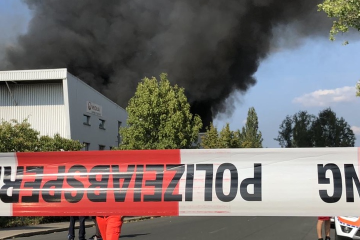 Die Polizei fordert die Bewohner auf ihre Fenster und Türen geschlossen zu halten.