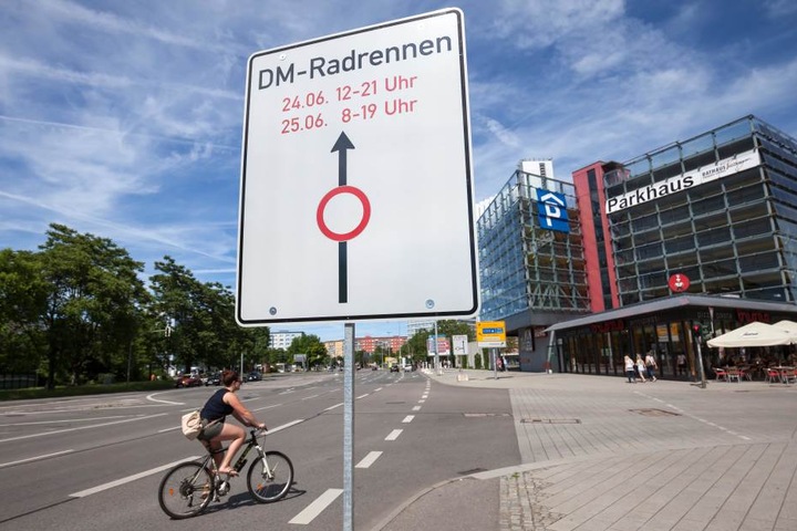 Hinweisschilder in der Innenstadt weisen auf Sperrungen zur Deutschen Meisterschaft im Radrennen hin.