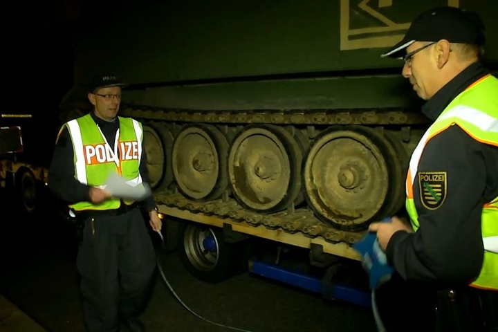 Die Polizei guckte nicht schlecht, als eine Zugmaschine zwei Zulassungen abholte.