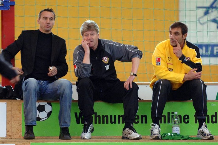 Werner Friese (Mitte) zu seiner Zeit bei Dynamo mit Trainer Peter Pacult (l.) und Fitness-Coach Christian Canestrini (r.).