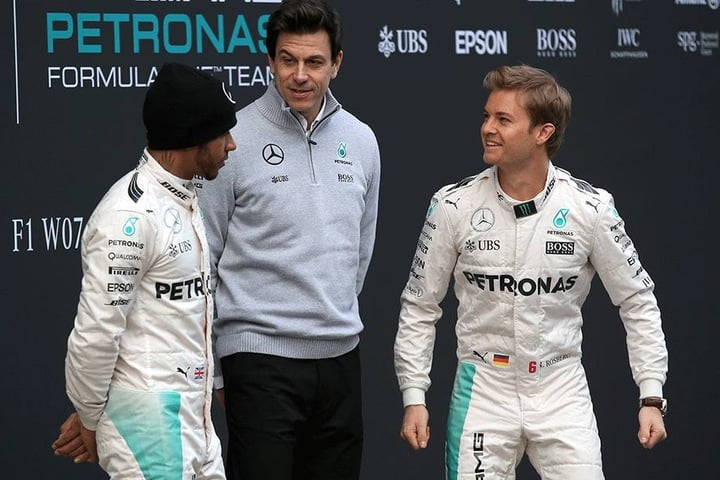 Lewis Hamilton (li.) verhinderte den vorzeitigen Titelgewinn seines Teamkollegen Nico Rosberg (re.). Hier gemeinsam mit Mercedes-Sportdirektor Christian Wolff.