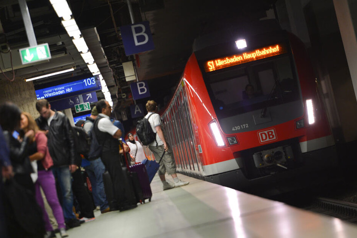 Der öffentliche Nahverkehr in und um Frankfurt ist immens ausgelastet (Symbolbild).
