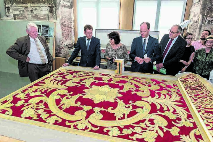Roter Samt und 24-karätige Goldfäden: Ministerpräsident Michael Kretschmer (2.v.l.) ließ sich Mittwoch von Kunsthistorikerin Sabine Schneider (M.) die überbordenden Brokatstickereien zeigen - alles reine Handarbeit!