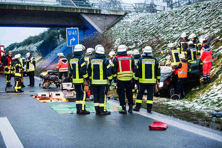 Die Feuerwehr musste die Frau aus ihrem Wrack befreien.
