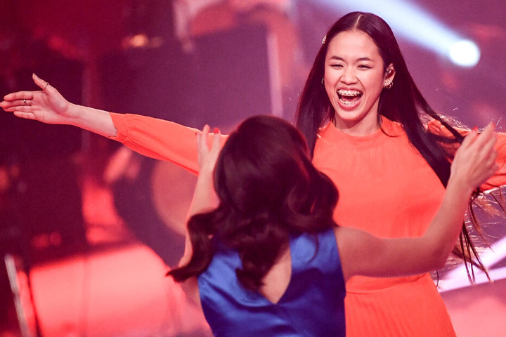 Zusammen mit Coach Alice Merton feierte Claudia Emmanuela Santoso ihren großen Triumph.