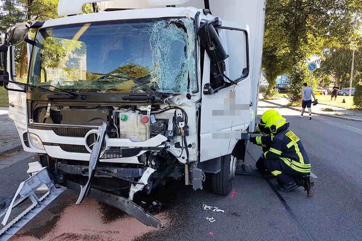 Bei der Kollision mit dem Linienbus wurde der LKW-Fahrer schwer verletzt.