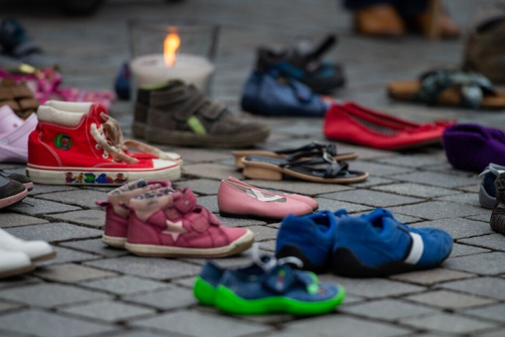 Bei einer Schweigeaktion für die "Kinder von Lügde" stehen Kinderschuhe auf dem Boden.