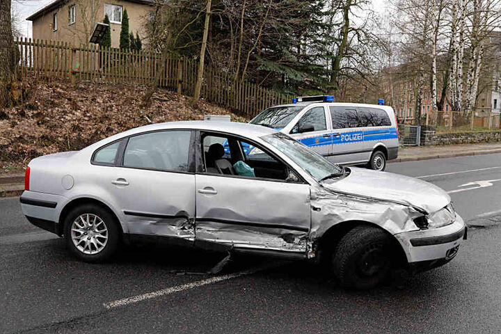 Der VW Fahrer rammte bei seiner Flucht einen Polizeiwagen.