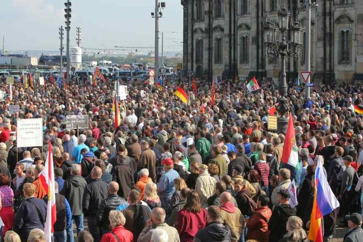 Der Theaterplatz ist mit Menschen gefüllt.