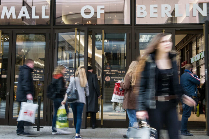 Passanten gehen in das Einkaufszentrums "Mall of Berlin".