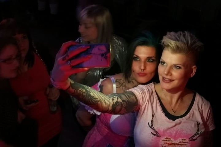 Nach ihrem Auftritt schoss die Ballermann-Sängerin noch Selfies mit ihren Fans und gab Autogramme.
