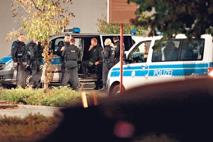 Polizisten besprechen die Lage: Das Einkaufszentrum wurde nach dem Notruf evakuiert.