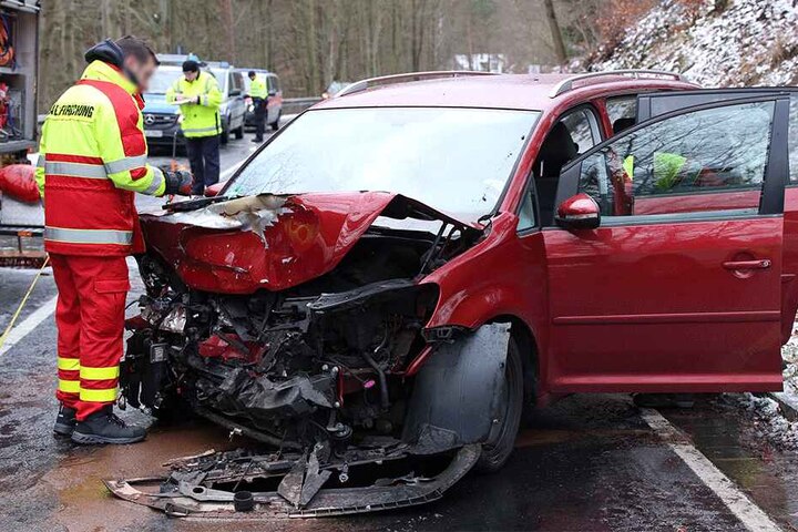 Der VW Touran erlitt dem Anschein nach Totalschaden.