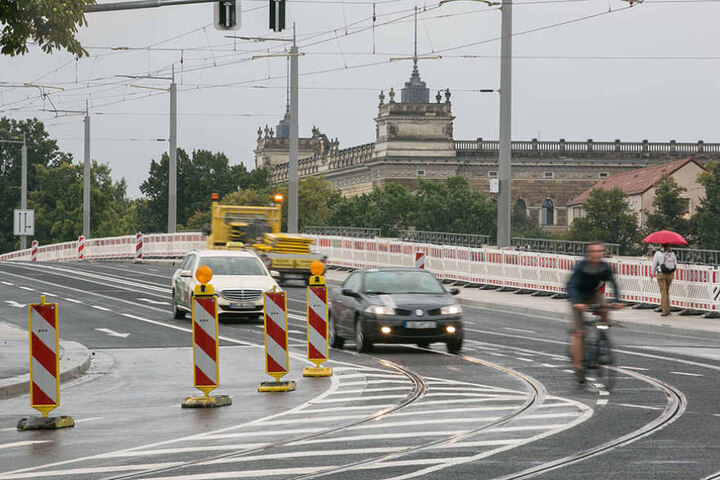 In Richtung Neustadt gibt es die wohl kürzeste Geradeausspur der Stadt. Stau nach hinten ist programmiert.
Wer hier pennt, steckt fest.