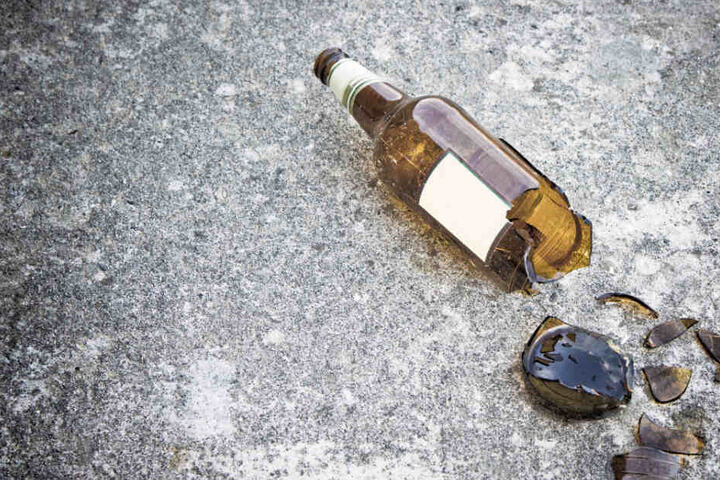 Ein 47-jähriger Angestellter wurde mit einer Bierflasche beworfen.