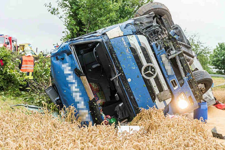 Der verunglückte Weizenlaster liegt im Getreidefeld.
