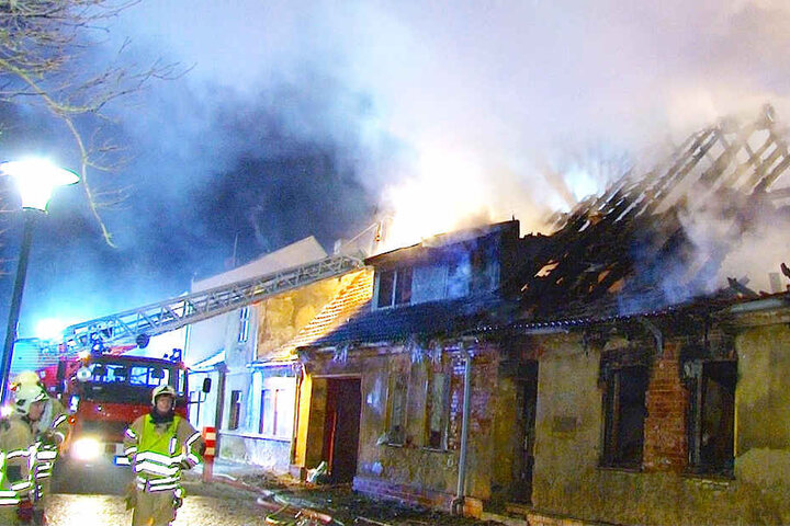 Die Flammen hielten etwa 50 Einsatzkräfte der Feuerwehr bis in die Nacht in Atem.