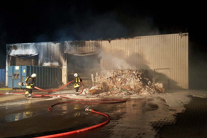 Dutzende Kameraden mussten anrücken, um eine Ausweitung der Flammen zu verhindern.