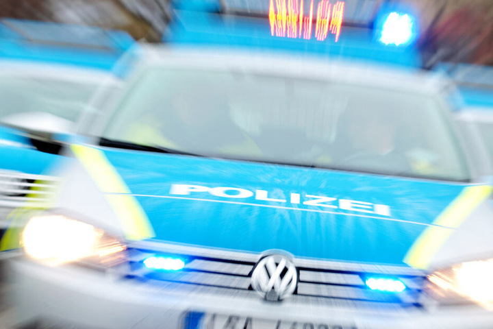 Polizeiautos sind mit Blaulicht im Einsatz.