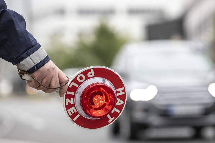 Mit einer roten Anhaltekelle soll der Lokalpolitiker auf der Autobahn agiert haben. Sie wurde allerdings auch bei einer Hausdurchsuchung nicht gefunden.