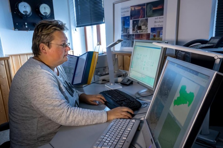 Meteorologin Claudia Hinz (46) gibt Messdaten in den Rechner ein. Am Dienstag übernehmen die Maschinen die Wetterwarte.