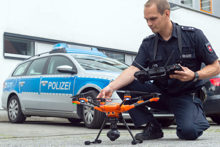 Ein Drohnenpilot der Polizei kontrolliert bei einem Pressetermin eine Drohne.