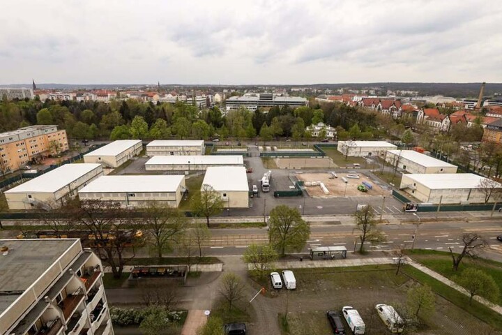 Extra gebaut und 24/7 überwacht: Doch bewohnt wurden die Container nie. Jetzt sollen sie wieder weg...